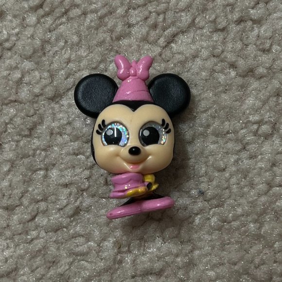 Disney Doorables Series 8: Minnie with Cupcake (SCENTED BIRTHDAY EXCLUSIVE) - Picture 1 of 4